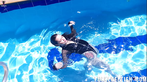 Jessica Bunny Berenang Di Kolam, Basah Kuyup Dan Bikin Ngiler.