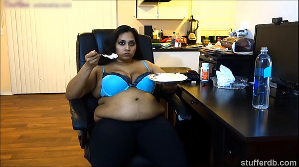 Desi Rose Ngabisin Pie Pake Mulut, Basah Semua!